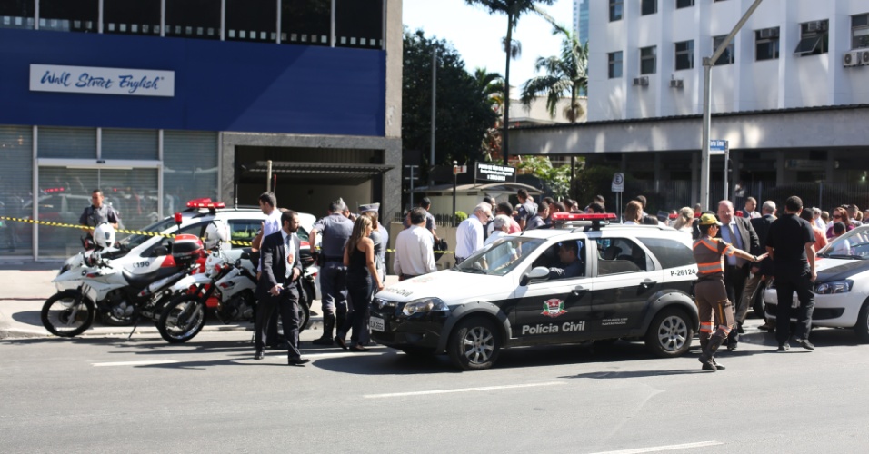 4.ago.2014 - Policiais isolam área onde ocorreu um tiroteio na altura do número 2.000 da avenida Faria Lima, no Jardim Paulistano, zona oeste de São Paulo. Pelo menos quatro pessoas ficaram feriadas