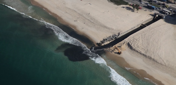 Vista aérea da mancha escura que se espalhou no mar de Ipanema, na zona sul do Rio - Genilson Araújo / Agência O Globo