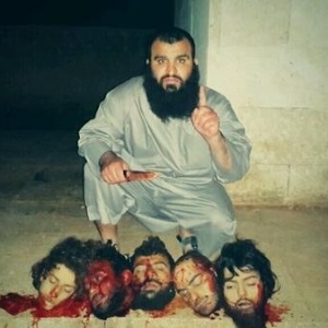 Mohamed Hamduch, "Kokito", 28, integrante do EIIL (Estado Islâmico do Iraque e do Levante, tradução livre), exibe as cabeças de algumas de suas vítimas - Reprodução