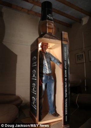 Anto Wickham dentro do caixão que encomendou para seu funeral - Reprodução/Daily Mail