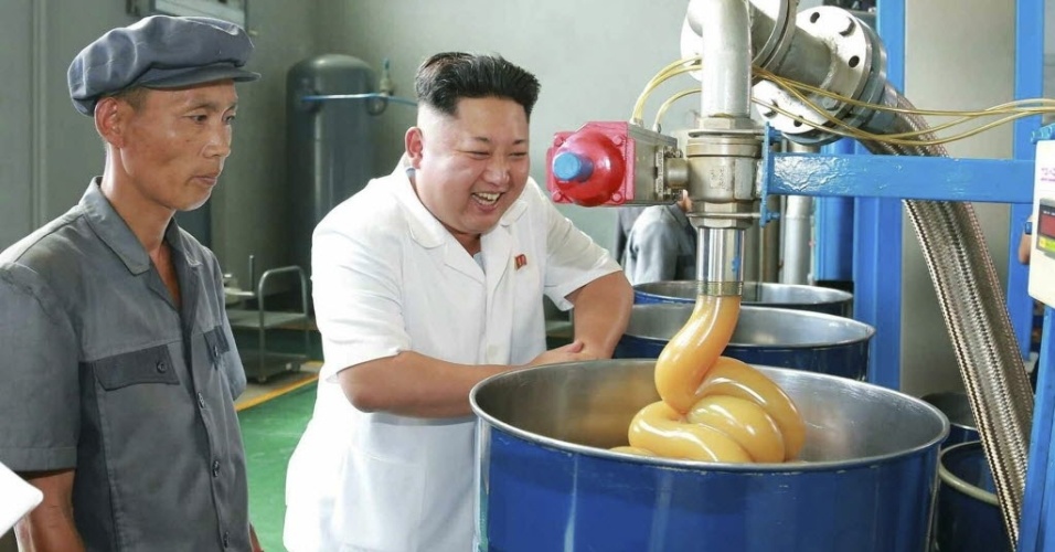 5.ago.2014 - Foto cedida pelo jornal oficial Rodong Sinmun, nesta terça-feira (5), mostra o líder Kim Jong-un em uma visita a uma fábrica de lubrificantes na Coreia do Norte. Segundo o jornal, Kim pediu uma melhora dos produtos aos norte-coreanos para o país ser mais competitivo no mercado internacional
