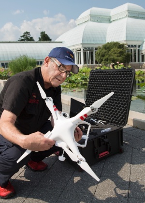 Jonathan Atkin se prepara para lançar um drone no Jardim Botânico de Nova York, nos Estados Unidos. Há poucos regulamentos sobre o uso de aviões não tripulados de controle remoto no Estado americano, cujos preços estão caindo e os operadores, geralmente, não têm experiência, tampouco treinamento - Sara Krulwich / The New York Times