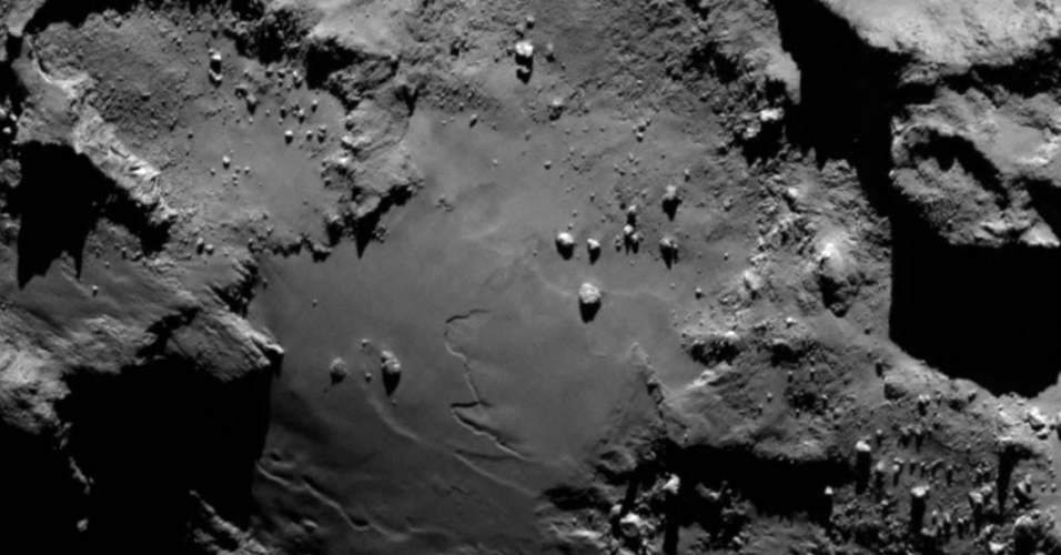 6.ago.2014 - Imagem capturada pela sonda europeia Rosetta mostra detalhe do solo do cometa 67P/ Churyumov-Gerasimenko depois da nave entrar na órbita do cometa. A nave se aproximou para investigar a estrutura e composição do astro. Uma das teorias sobre o início da vida na Terra postula que os primeiros ingredientes da chamada 
