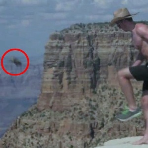 Em vídeo, homem aparece chutando um esquilo em direção a um abismo do Grand Canyon (EUA) - Reprodução/YouTube