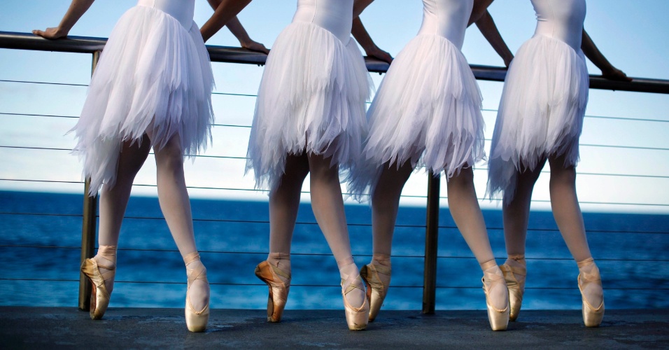 7.ago.2014 - Dançarinas do Australian Ballet são retratadas na piscina Bondi Icebergs Oceanside em Sydney, na Austrália
