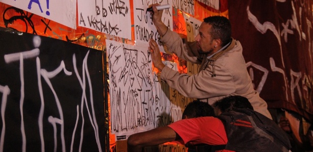 7.ago.2014 - Manifestantes participam de ato em repudio às mortes de Alex Dalla Vecchia Costa, o "Jets", e Aílton dos Santos, conhecido como "Anormal", em frente à galeria Olido, no centro de São Paulo, na noite desta quinta-feira (7)