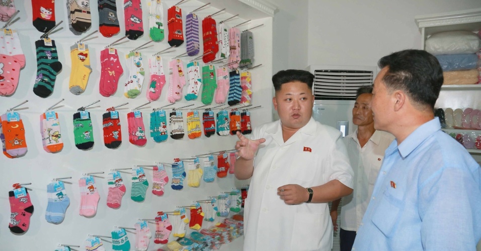 7.ago.2014 - O líder norte-coreano, Kim Jong-un,inspeciona fábrica de meias em Pyongyang