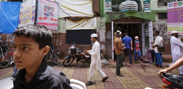 Muçulmanos deixam mesquita na Índia; jovens do país foram recrutados na internet para lutar no Iraque - Kuni Takahashi/AFP