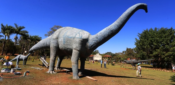 Reconstrução do Uberabatitan riberoi em museu dos dinossauros, em Uberaba - Silva Junior/Folhapress