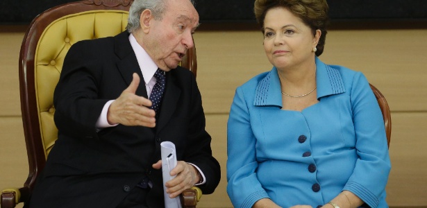 Dilma Rousseff conversa com o bispo Manoel Ferreira, líder da Assembleia de Deus