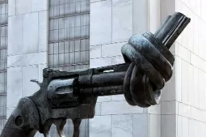 Uma arma amarrada, feita por Carl Fredrik Reuterswärd, pede paz na sede das Nações Unidas, nos EUA - Reprodução/Boredpanda/