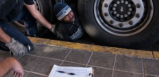 Sudanês é tirado da parte de baixo de caminhão após viagem para entrar na Grécia - Lynsey Addario/The New York Times