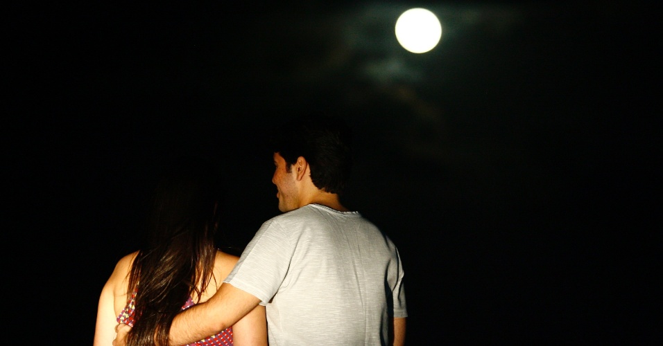 10.ago.2014 - Casal observa superlua no Jardim do Alah, em Salvador (BA). O fenômeno ocorre quando a Lua cheia coincide com o momento em que ela está mais próxima da Terra. Esta é a maior superlua do ano