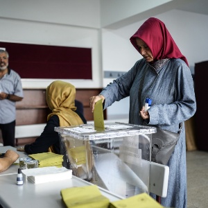 Mulher turca vota em Istambul - Bulent Kilic/AFP