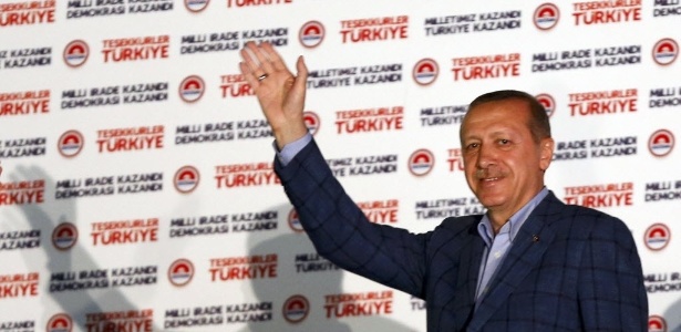 10.ago.2014 - O então primeiro-ministro e agora presidente da Turquia, Recep Tayyip Erdogan, acena para multidão em Istambul  - Umit Bektas/Reuters