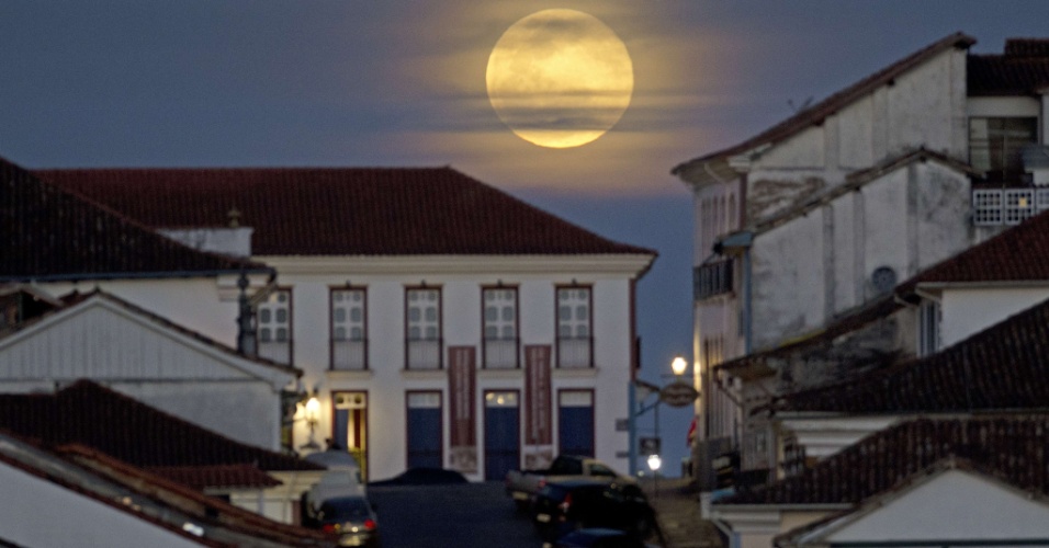 10.ago.2014 - Superlua ilumina cartão-postal de Ouro Preto, em Minas Gerais. O fenômeno ocorre quando a Lua cheia coincide com o momento em que ela está mais próxima da Terra. Esta é a maior superlua do ano