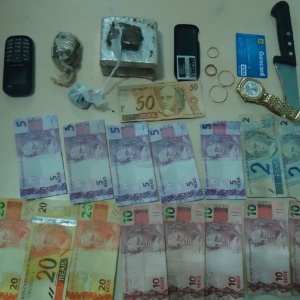Além da droga, foram apreendidos com o casal dinheiro, uma faca e um celular - Divulgação/Polícia Militar de Porto Velho 
