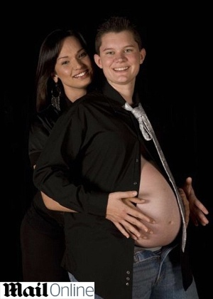 Bianca Bowser (esq.), 32, que trabalha como drag queen, nasceu como "Jason". Já Nick Bowser, 27, nasceu como "Nicole", e ficou ""grávido"" duas vezes - Reprodução/Daily Mail 