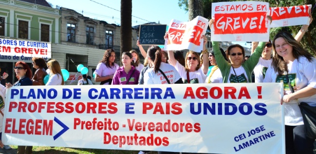 11.ago.2014 - Professores fazem manifestação em frente à Câmara Municipal de Curitiba  - Gel Lima/Frame/Estadão Conteúdo