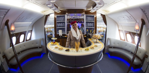 Comissária de bordo no bar na classe executiva do Airbus A380 da Emirates - Johannes Eisele/AFP