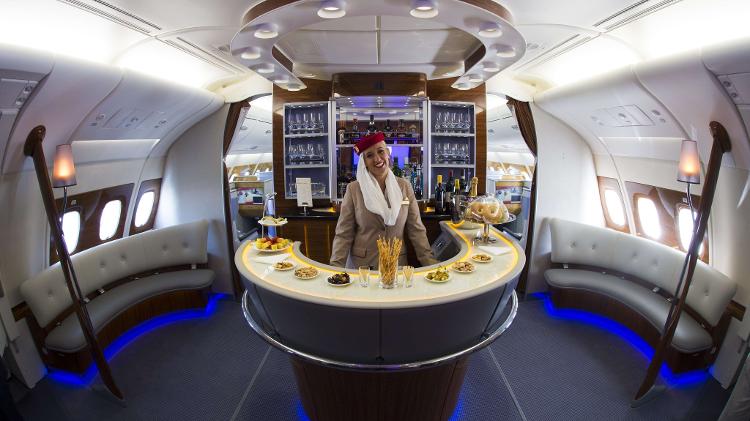 Comissária de bordo no bar na classe executiva do Airbus A380 da Emirates - Johannes Eisele/AFP - Johannes Eisele/AFP