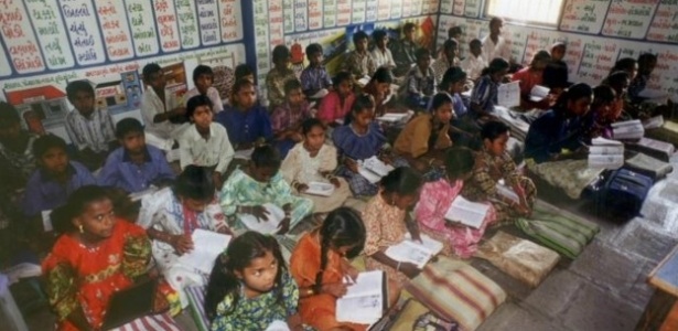 Hábito de professores de faltar ao trabalho é problema grave nas escolas da Índia - BBC 