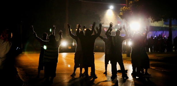 Moradores protestam contra a morte, por um policial, de um jovem negro desarmado - Scott Olson/Getty Images/AFP