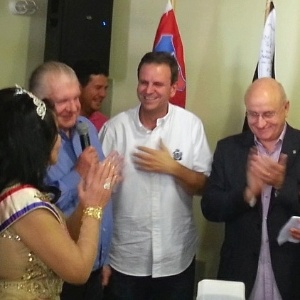 Paes (centro) esteve na reinauguração da Sociedade Dramática Particular Filhos de Talma, no Rio - Hanrrikson de Andrade/UOL