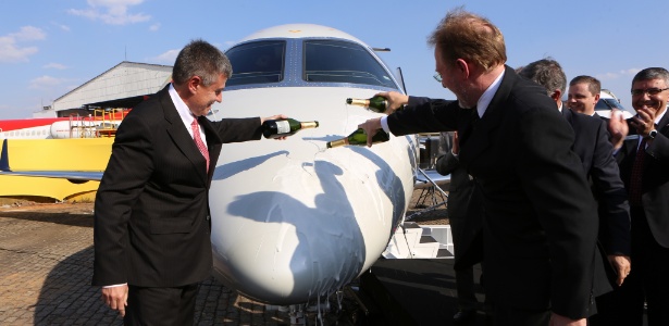 Executivos comemoram a certificação do Legacy 500, da Embraer - Divulgação