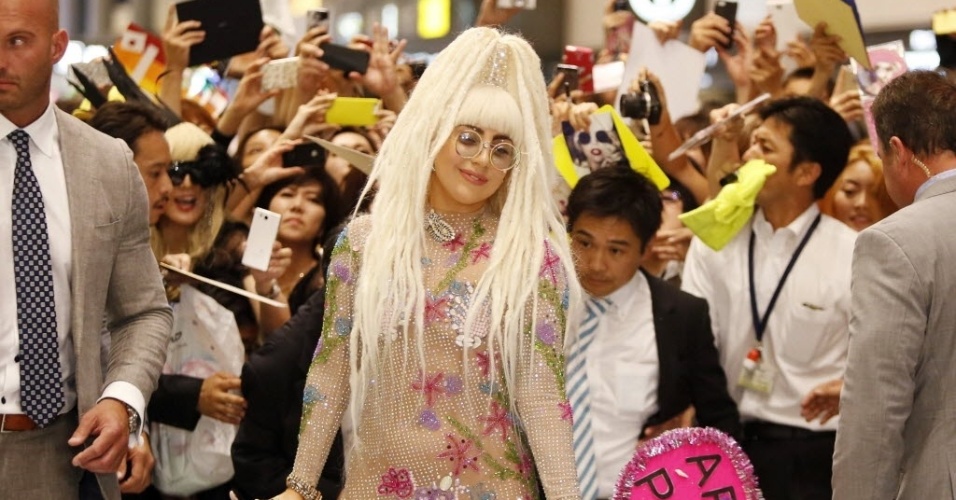 13.ago.2014 - A cantora Lady Gaga é cercada por fãs no aeroporto de Narrita, em Tóquio. O Japão é a primeira parada de uma turnê da artista pela Ásia 