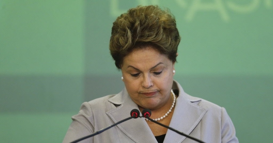 13.ago.2014 - A presidente Dilma Rousseff (PT) decretou luto oficial de três dias pela morte do ex-governador de Pernambuco Eduardo Campos (PSB), que era candidato a presidente nas eleições deste ano. A presidente disse ainda estar 