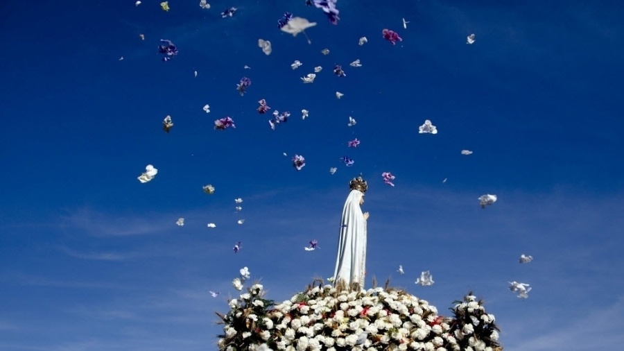 13.ago.2014 - Imagem de Nossa Senhora de Fátima é carregada por fiéis em procissão  - Paulo Cunha/EFE