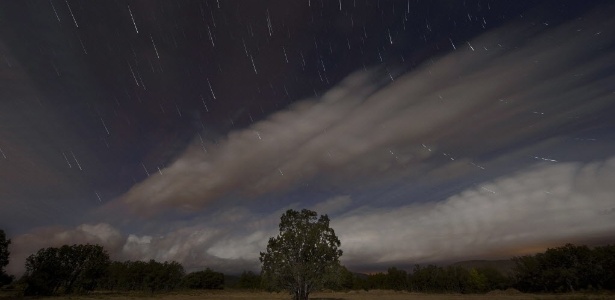  Imagem mostra a chuva de meteoros Perseidas vista no céu das montanhas de da Sierra Norte, ao norte de Madri, Espanha, em foto de 2014 - Dani Pozo/AFP