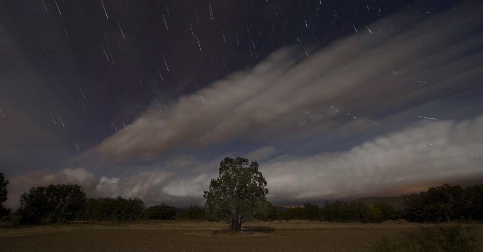 13.ago.2014 - Imagem mostra a chuva de meteoros Perseidas vista no céu das montanhas de da Sierra Norte, ao norte de Madri, Espanha