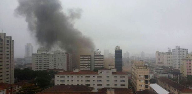 Colunas de fumaça nas proximidades do local da queda da aeronave em Santos (SP) - Tássio/Viver Em Santos/Facebook/Reprodução