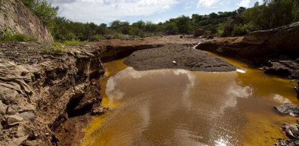 Vista da área nos arredores da mina de cobre Buena Vista, na comunidade de Cananea: vazamento de ácido sulfúrico - Hector Guerrero/AFP
