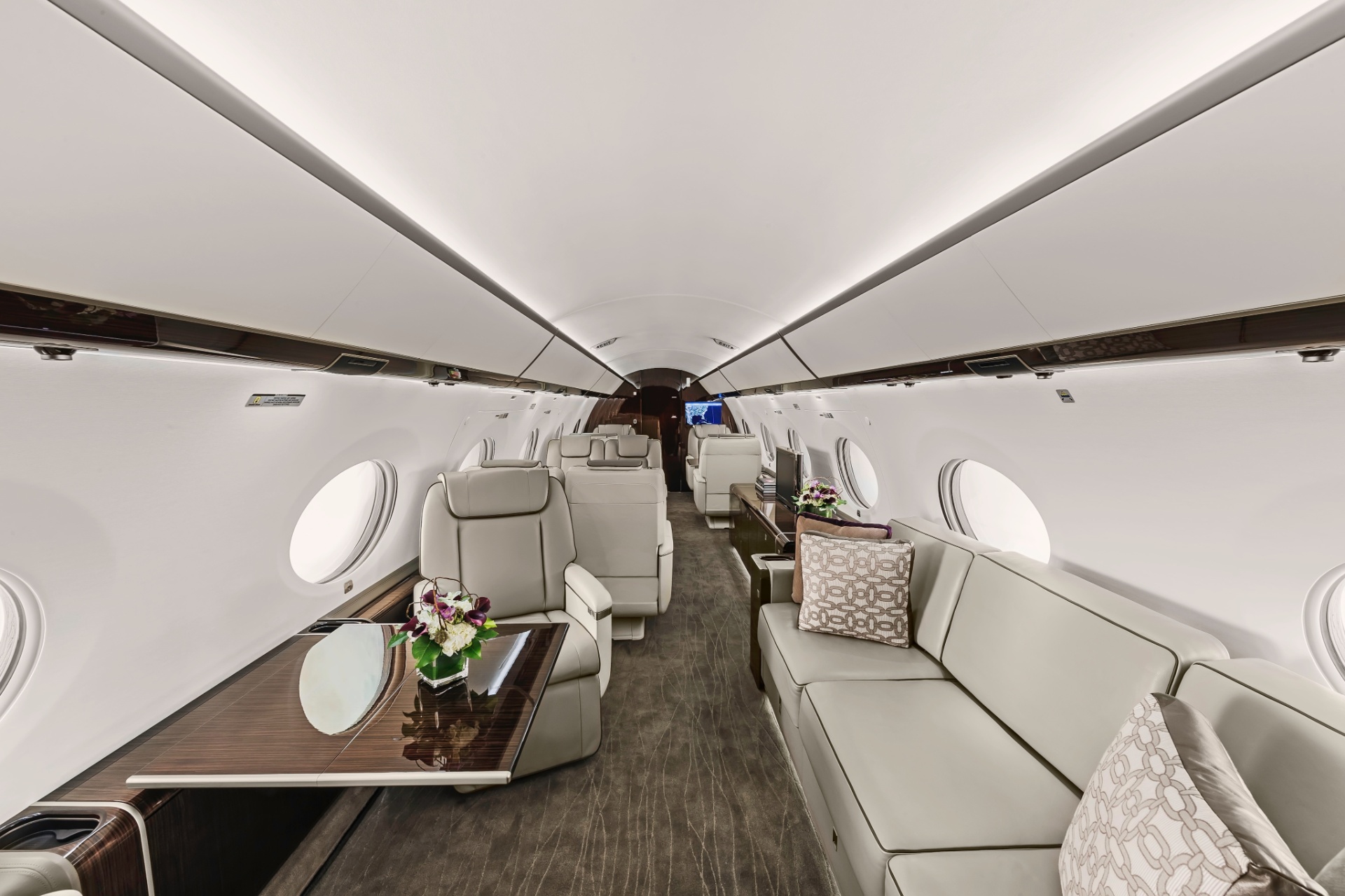 O G650 ER é nova versão do jato G650 da Gulfstream, que custa a partir de US$ 64,5 milhões, ou cerca de R$ 146 milhões. O avião pode transportar até oito passageiros - Divulgação