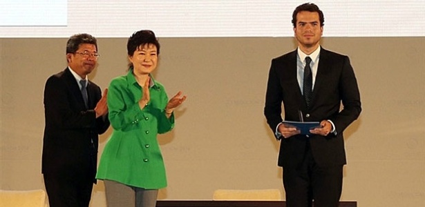 O brasileiro Artur Avila recebeu o prêmio das mãos da presidente sul-coreana Park Geun-Hye  - AFP 