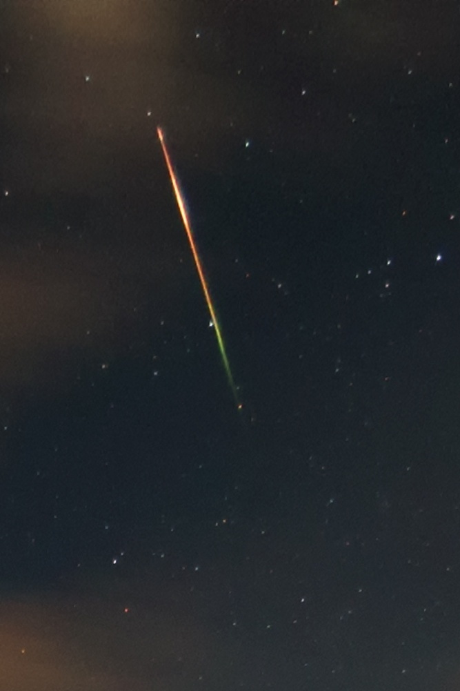 13.ago.2014 - Neste corte, o fotógrafo Kev Lewis ampliou a imagem do meteoro, que permite ver várias cores em seu ras