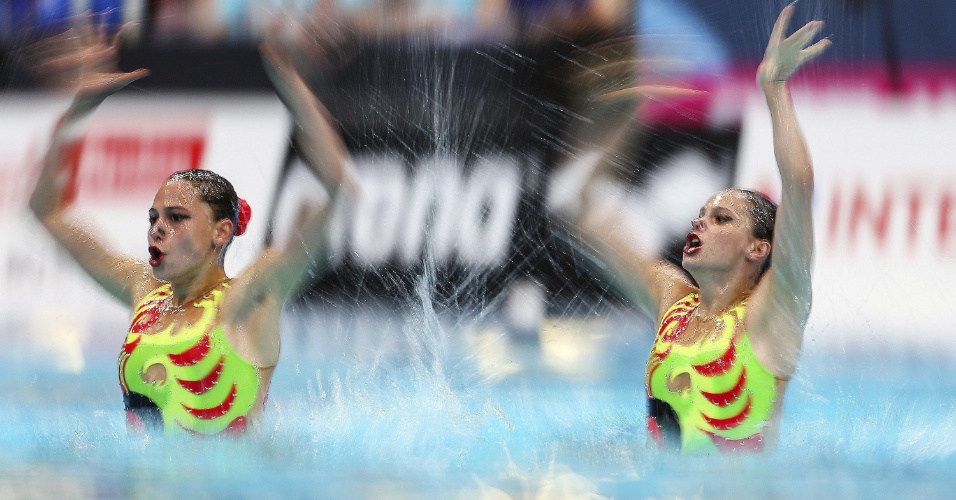 14.ago.2014 - As atletas eslovacas Jana Labathova e Nada Daabousova apresentam sua rotina no dueto de nado sincronizado do Campeonato Europeu de Natação, em Berlim, na Alemanha
