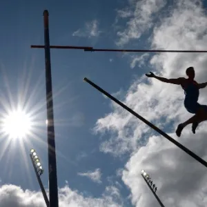 14.ago.2014 - O atleta francês Renaud Lavillenie compete no salto com vara durante o Campeonato Europeu de Atletismo, no Estádio Letzigrund, em Zurique, na Suiça - Franck Fife/AFP