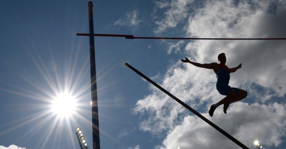 14.ago.2014 - O atleta francês Renaud Lavillenie compete no salto com vara durante o Campeonato Europeu de Atletismo, no Estádio Letzigrund, em Zurique, na Suiça
