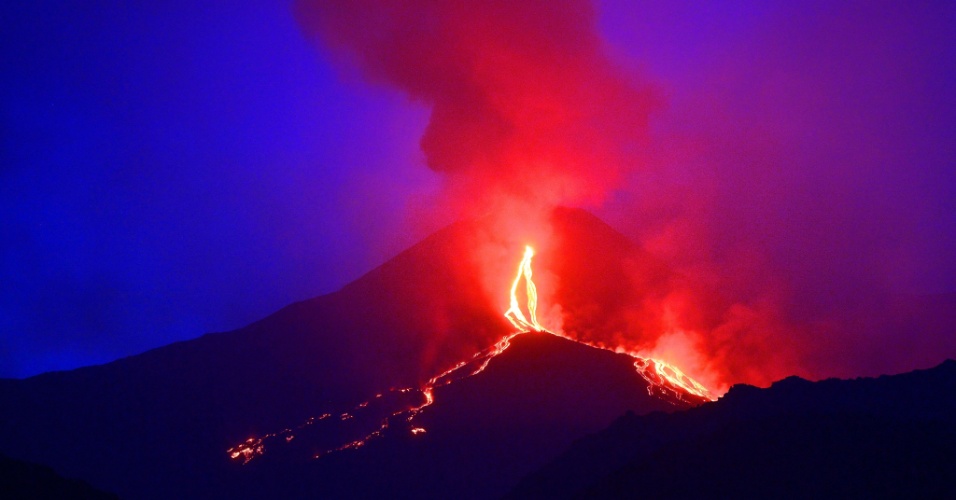 14.ago.2014 - O vulcão Etna expele fluxos de lava na ilha italiana do sul da Sicília, perto de Catania