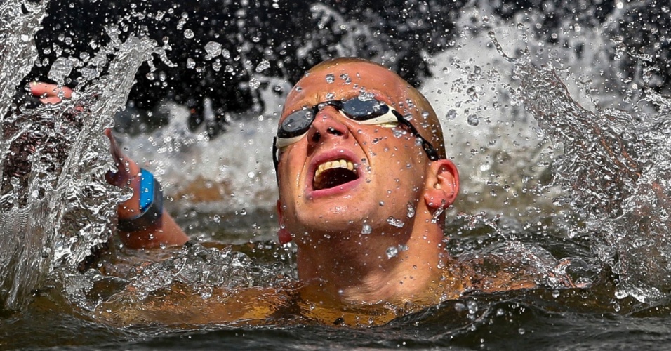 14.ago.2014 - O nadador Ferry Weertman da Holanda comemora após vencer a prova de 10 km em águas abertas, durante o Campeonato Europeu de Natação em Berlim, na Alemanha