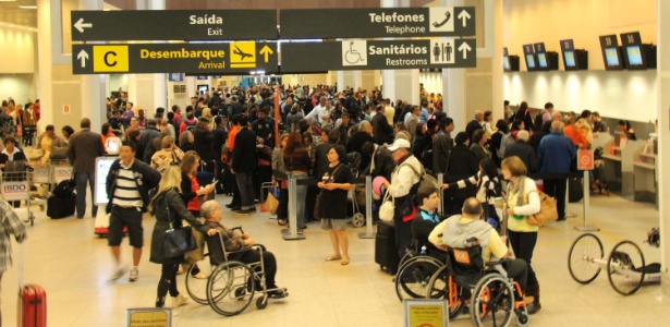 Passageiros lotam saguão do aeroporto Santos Dumont após o fechamento para pousos devido o mau tempo - José Lucena/Futura Press/Estadão Conteúdo