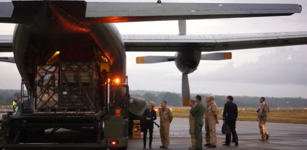 Ministra da defesa alemã, Ursula von der Leyen (à esquerda) observa carregamento <br> de ajuda humanitária em avião das Forças Armadas na cidade de Hohn, na Alemanha - Martin Schlicht/Reuters