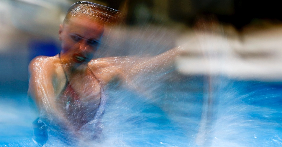 15.ago.2014 - Atleta israelense Anastasia Gloushkov faz apresentação de nado sincronizado durante o Campeonato Europeu de Natação, em Berlim, na Alemanha