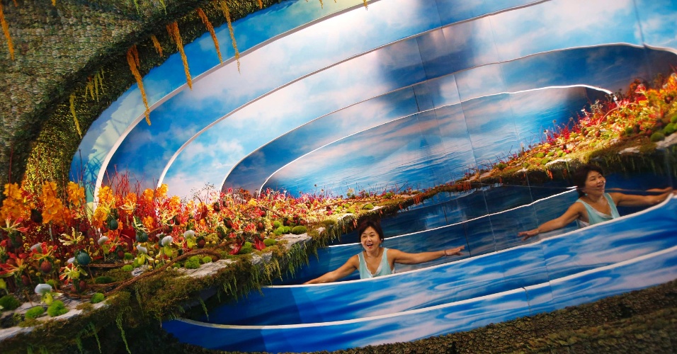 15.ago.2014 - Artista malaia Kathy Ong posa junto a sua criação na exposição "Reflexão do outono" em festival de jardinagem de Cingapura