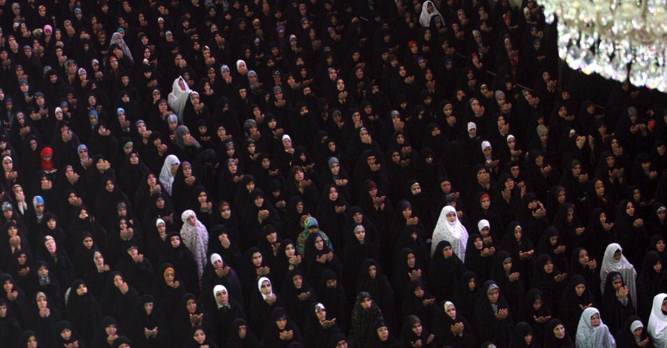 15.ago.2014 - Mulheres muçulmanas fazem assistem a orações no santuário do imã Hussein, na cidade sagrada de Kerbala, no Iraque