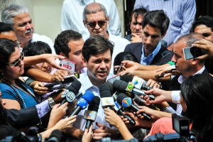 Geraldo Julio, prefeito de Recife, fala com imprensa na frente da casa de Campos